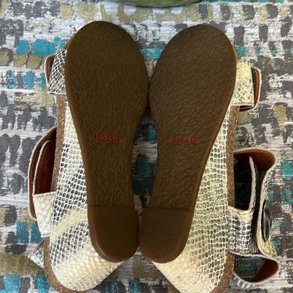 Taos carousel cream and gray woman’s size 8-8.5 wedge sandals - Picture 8 of 10